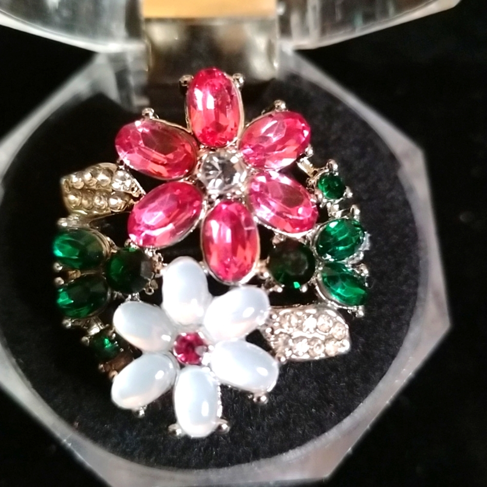 🌺🌸SALE!! Pretty new multicolor crystal flower ring size 8🌺🌸